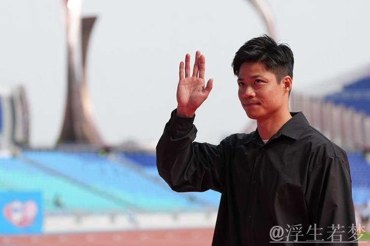 苏炳添亮相广东奥体中心为残疾运动健儿颁奖